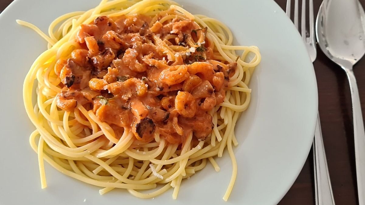 Tomatensahnesoße mit Eismeergarnelen und Spaghetti