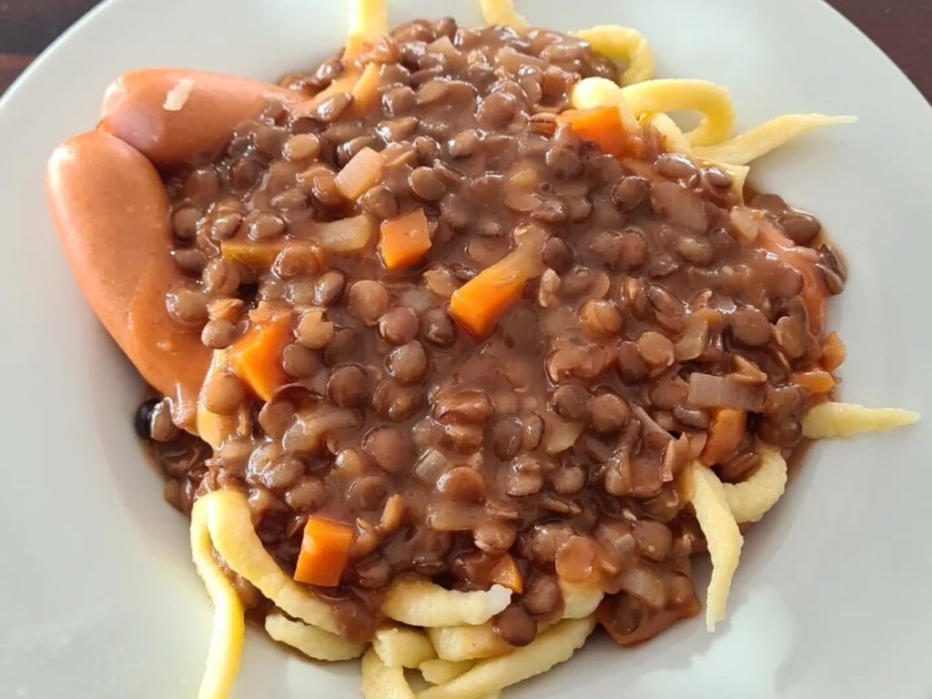 Linsen mit Spätzle und Saitenwürstle