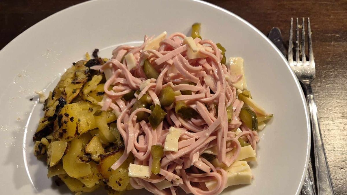 Wurstsalat mit Bratkartoffeln