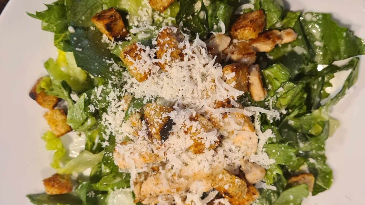 Caesar Salad mit Hähnchen und Kirschtomaten