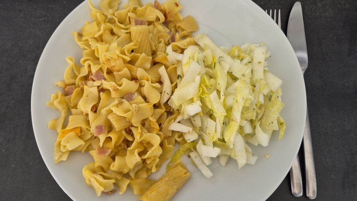 Schinken-Nudeln mit Chicorée-Salat