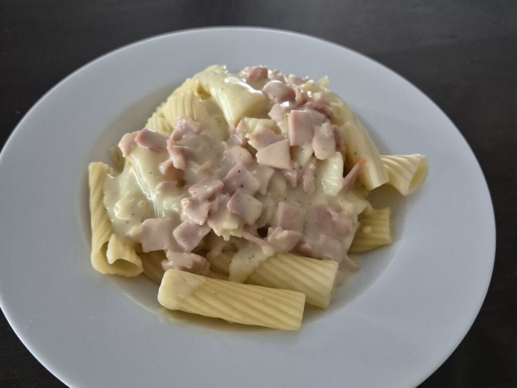 Nudeln mit Schinken-Sahne-Soße
