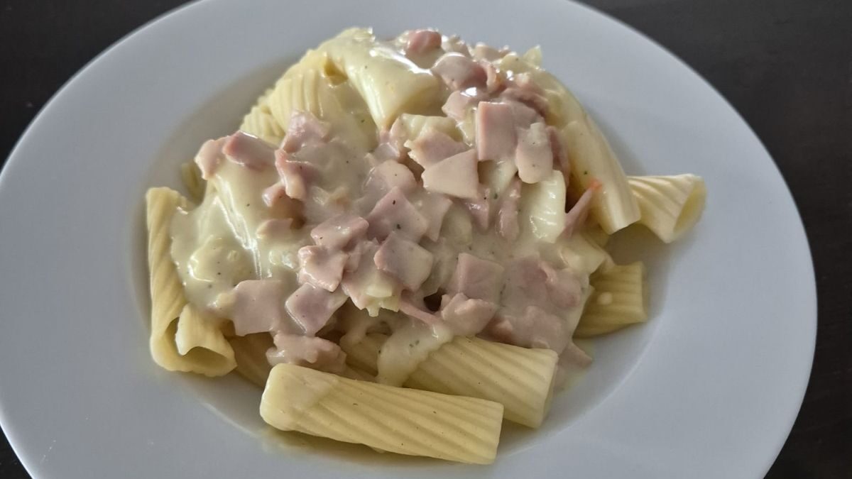 Nudeln mit Schinken-Sahne-Soße