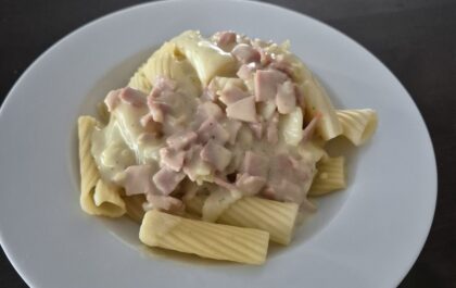 Nudeln mit Schinken-Sahne-Soße