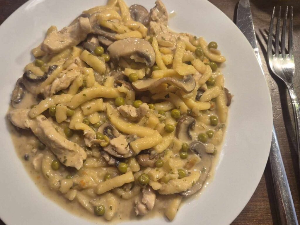 Cremige Hähnchen-Spätzle-Pfanne