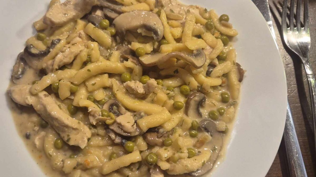 Cremige Hähnchen-Spätzle-Pfanne