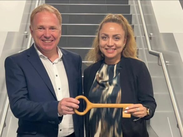 Schlüsselübergabe von Trettner an Dr. Lee